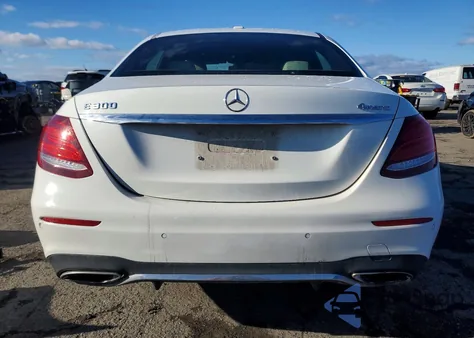 2017 Mercedes-Benz E 300 4Matic z USA, uszkodzony, nr VIN WDDZF4KB0HA063221